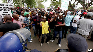 عمال المناجم المضربون