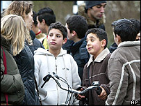 स्कूल में गोलीबारी के बाद इकट्ठे बच्चे