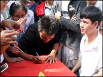 Ký tên tham gia biểu tình