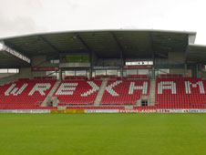Y Cae Ras yn Wrecsam