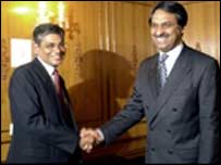 پاکستان اور بھارت کے جھنڈے