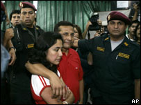 Ollanta abraçado à mulher, Nadine Heredia, chegando ao posto de votação