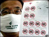 Médico mostra propaganda de alerta contra Sars