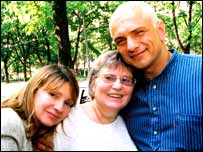 Юлія та Олександр Тимошенки із колегою по ЄЕСУ після звільнення тієї з тюрми