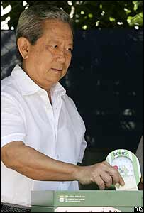 Thủ tướng, tướng Suarayud Chulanont, bỏ phiếu trong ngày 19 tháng 8
