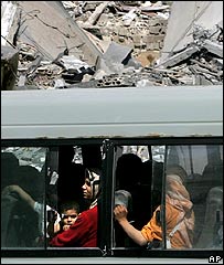 مردم ساکن جنوب لبنان همچنان از حملات اسرائيل فرار می کنند