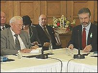 Ian Paisley và Gerry Adams (góc phải)
