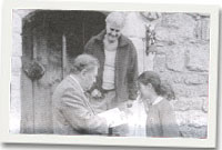 Perchenog Plas Penmynydd Richard Cuthbertson, efo Mr Cyril Hughes a'i wyres Siwan.