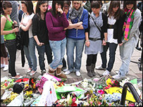 女孩给被刺身亡的Rob Knox鲜花。