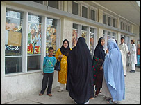 خانواده افغان، در برابر يک سينما در کابل