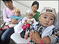 Một em bé Trung Quốc đang chờ khám sỏi thận ở bệnh viện Cam Túc do uống sữa bột 