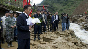 Ôn Thủ tướng trong chuyến thăm một khu vực thiên tai ở Vân Nam mới đây
