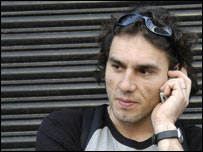 homem ouvindo celular