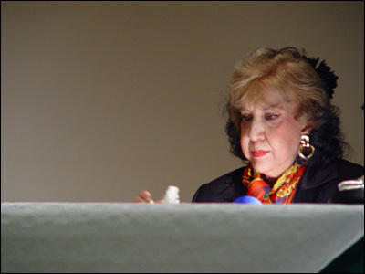 سيمين بهبهانی در مجلس شعرخوانی اش در لندن