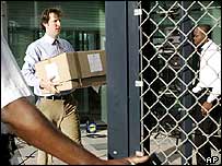 يک مقام سازمان ملل جعبه ها را به آی سی سی منتقل می کند