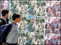 Irak'ta seçim afişlerine bakan çocuklar