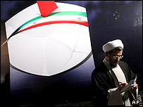 يک روحانی درحال پرکردن برگه رای