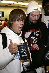 Vui mừng khoe iPhone mới