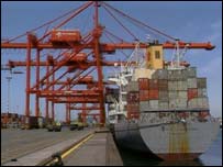 Navio em porto americano