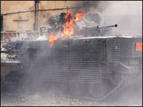 Ateşe verilen İngiliz askeri aracı