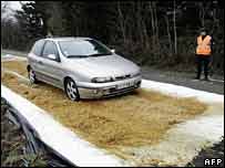 Carro sendo desinfetado perto da fazenda em Versailleux