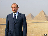Putin Mısır ziyaretinde piramitlerin önünde