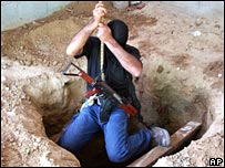 Palestino entra em túnel na fronteira do Egito com Gaza