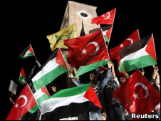 Люди с палестинскими флагами в центре Стамбула