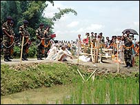 अंतिम संस्कार (फोटो: शुभमय भट्टाचार्जी)