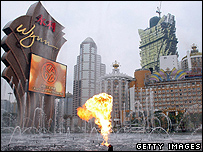 Lửa bốc lên từ bồn phun nước trước cửa tiệm cờ bạc của Wynn ở Macao