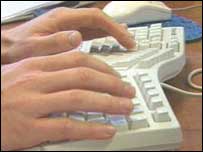 Pessoa no teclado de um computador