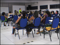 Professores voltam à carteira da sala de aula todo mês