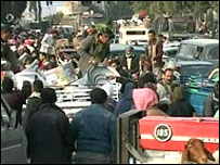 Người Palestine đi cả xe hơi sang Ai cập mua đồ dự trữ