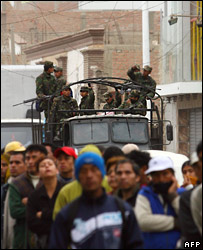 Binh sĩ tuần tra ở Pisco trong khi người dân chờ lấy lương thực