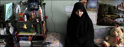 دختر طلبه ای در اتاق خوابگاه خود - عکس های اين گفتار از اميد صالحی CHNPHOTO