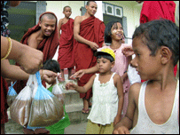 Phân phối hàng cứu trợ