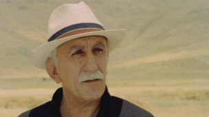 رضا کیانیان در نمایی از فیلم خاک آشنا ساخته بهمن فرمان آرا