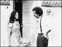 Sônia Braga e Armando Bogus em cena da novela 'Gabriela'