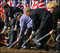 O presidente dos Estados Unidos, George W. Bush, ajudando a preparar o terreno para um memorial do 11/9