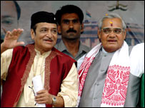 भूपेन हज़ारिका के साथ अटल बिहारी वाजपेयी