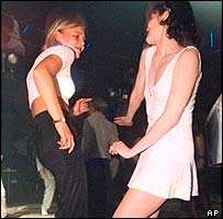 Garotas russas dançando em casa noturna