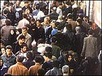 برای نخستين بار در دوران جمهوری اسلامی، نامزدهای انتخابات رياست جمهوری شعارهای آرمانگرايانه ای که در ميان مردم شور به پا کند مطرح نکرده اند