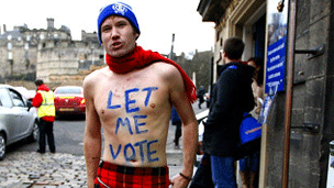 「讓我投票」,這位青年「赤裸裸」的表達訴求。