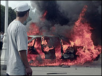 अंदिजान में जलती कार