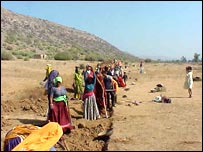 रोज़गार गारंटी योजना के तहत काम कर रहे मज़दूर