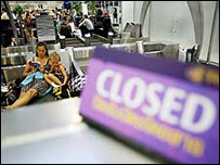 Khách chờ đợi ngoài sân bay