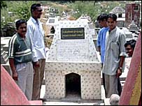 चारा समुदाय के लोग अपने एक प्रियजन के स्मारक पर