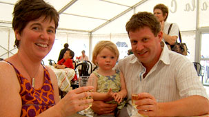 Gwenda ac Alwyn Morris gyda'u merch