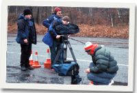 Dynion camera yn ffilmio