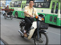 Tác giả đi xe máy 